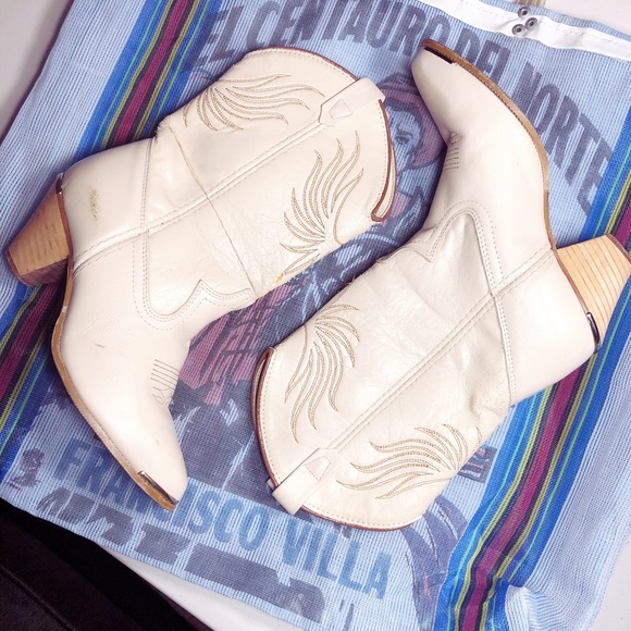 dingo Shoes - Rad, VINTAGE, cream, DINGO, boots w/ gold detail!!